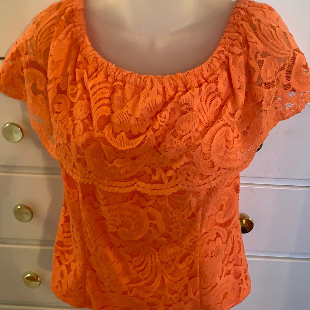 Bison Brand Orange lacy top with short sleeve so charming on!